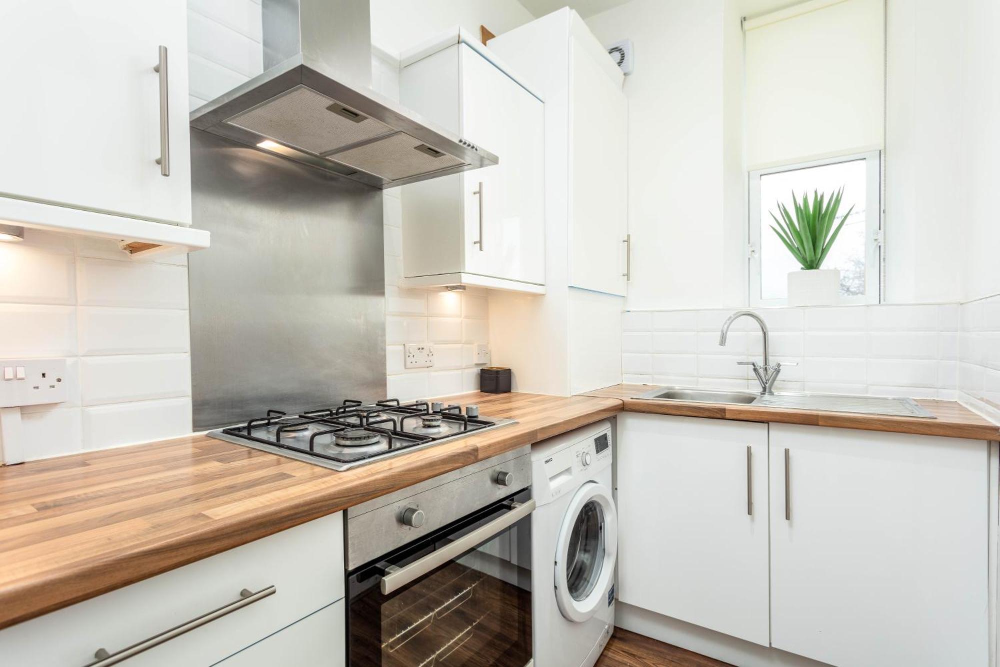 Main Street View Apartment Престуик Екстериор снимка